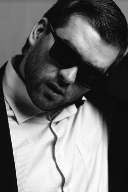 Güneş gözlüklü genç adam.