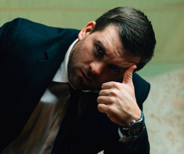 sad işadamı düşünme