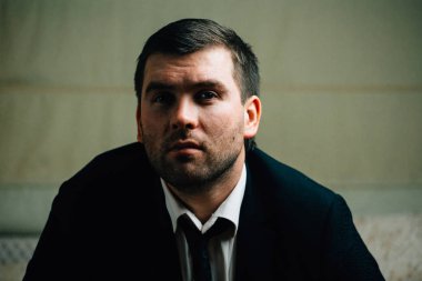 ciddi adam yakın çekim portre