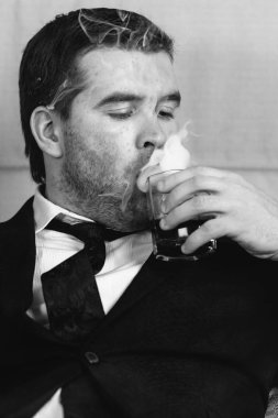 dumanı tüten bir içki içme işadamı