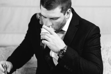 dumanı tüten bir içki içme işadamı