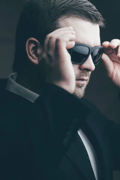 Трепетный мужчина примеряет солнцезащитные очки — стоковое фото