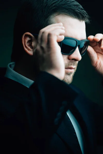 Moderní muž se snaží na sluneční brýle — Stock fotografie