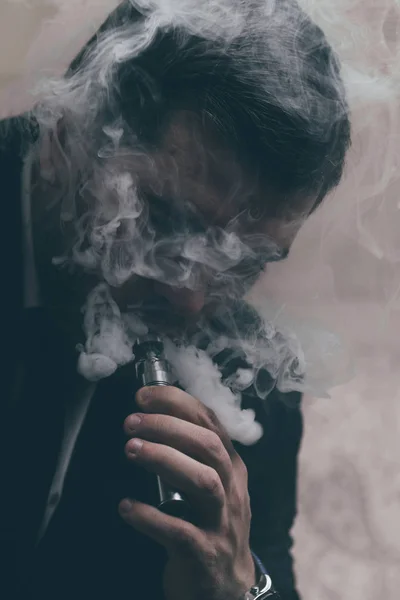 Бізнесмен курить електронну сигарету — стокове фото