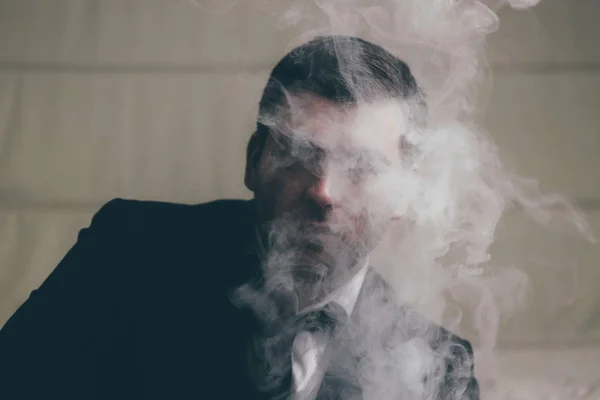 Misterioso hombre de negocios en humo — Foto de Stock