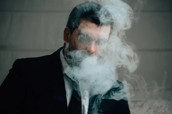 Mysteriöser Geschäftsmann im Rauch — Stockfoto