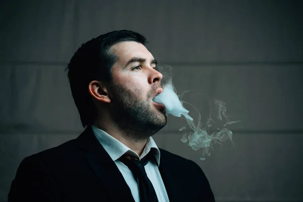 Homme d'affaires exhale fumée de cigarette — Photo