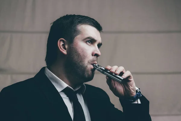 Uomo d'affari fumare sigaretta elettronica — Foto Stock