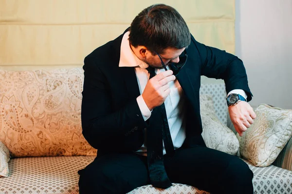 Hombre de negocios mirando su reloj de pulsera —  Fotos de Stock