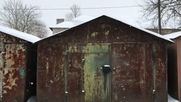 Старые маленькие гаражи — стоковое видео