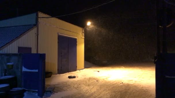 Hangar edifício à noite no inverno — Vídeo de Stock