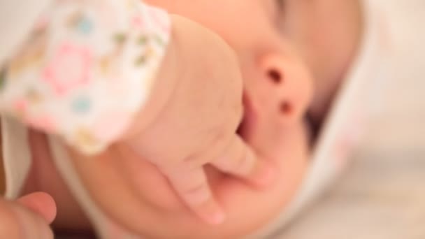 Kleines Baby saugt an seinen Fingern — Stockvideo