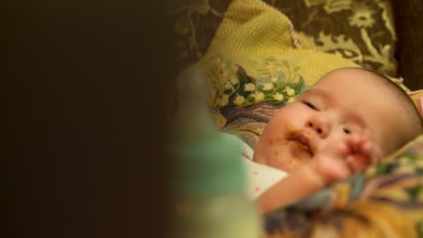 母フィード、彼女の小さな子供はスプーンで赤ちゃんのピューレ — ストック動画