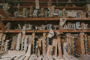 Fabrika üretim alçı kalıp için. Geceleri darmadağın tozlu eski depo