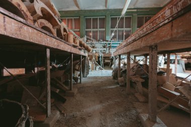 Fabrika üretim alçı kalıp için. Geceleri darmadağın tozlu eski depo