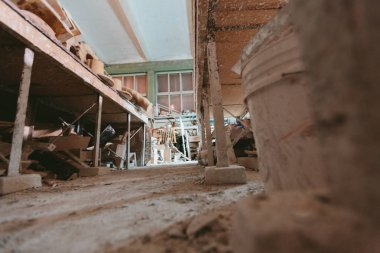 Fabrika üretim alçı kalıp için. Geceleri darmadağın tozlu eski depo