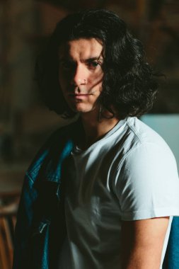 bir kot ceket omzunun üzerinden yakışıklı adamla