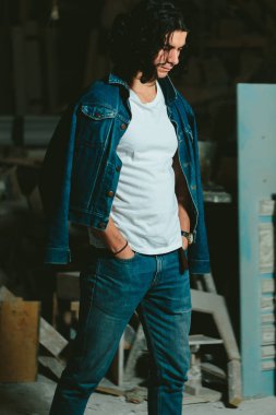 bir kot ceket uzun saçlı esmer yakışıklı adam