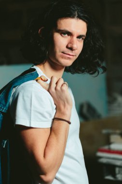 bir kot ceket omzunun üzerinden yakışıklı adamla