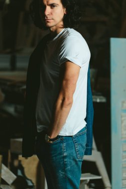 bir kot ceket omzunun üzerinden yakışıklı adamla