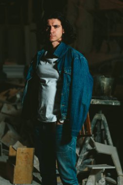 bir kot ceket uzun saçlı esmer yakışıklı adam