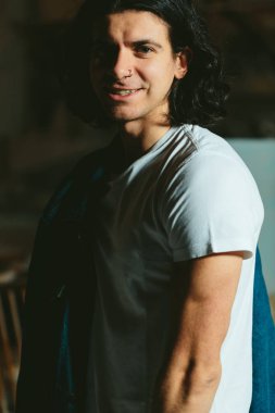 bir kot ceket omzunun üzerinden yakışıklı adamla