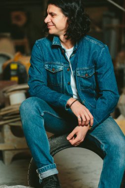 bir kot ceket uzun saçlı esmer yakışıklı adam