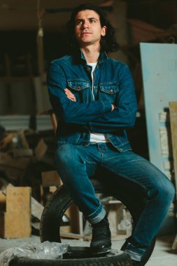 bir kot ceket uzun saçlı esmer yakışıklı adam