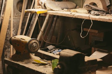 tezgah bir elektrikli zımpara gece ile