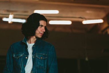 bir kot ceket uzun saçlı esmer yakışıklı adam