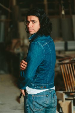 bir kot ceket uzun saçlı esmer yakışıklı adam