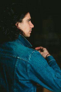 bir kot ceket uzun saçlı esmer yakışıklı adam