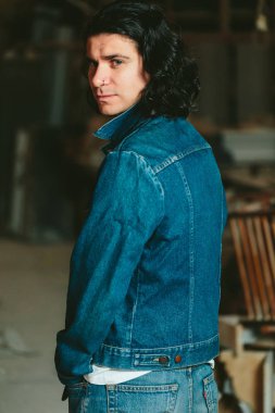 bir kot ceket uzun saçlı esmer yakışıklı adam