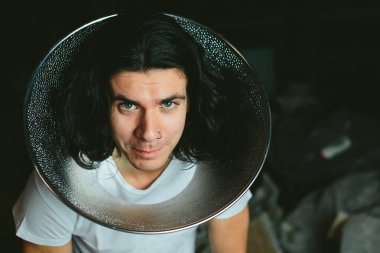 Onun boyun Studio reflektör difüzör alay giyen erkek modeli. Köpek kurtarma tasma koniye