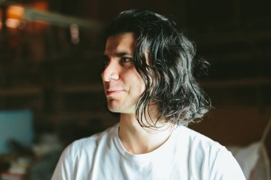 Güzel uzun saçlı esmer adam beyaz t-shirt