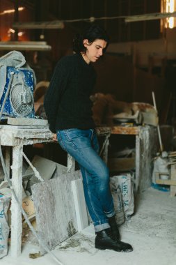 adam eski bir fabrika alçı Kalıpları imalatı için