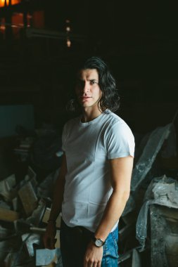 Güzel uzun saçlı esmer adam beyaz t-shirt