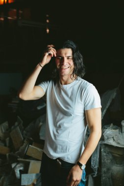 Güzel uzun saçlı esmer adam beyaz t-shirt