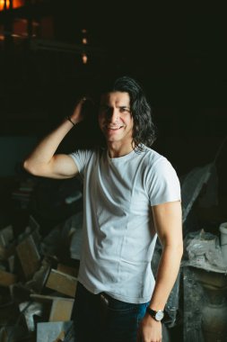 Güzel uzun saçlı esmer adam beyaz t-shirt