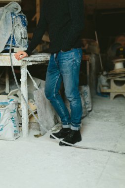 adam eski bir fabrika alçı Kalıpları imalatı için