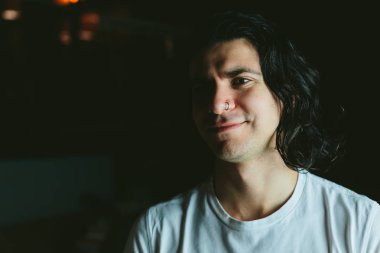 Güzel uzun saçlı esmer adam beyaz t-shirt