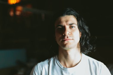 Güzel uzun saçlı esmer adam beyaz t-shirt