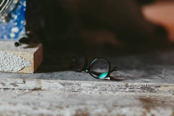 Designer glasögon. brun ram och genomskinligt glas — Stockfoto