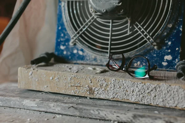 Occhiali di design si trovano vicino al ventilatore — Foto Stock