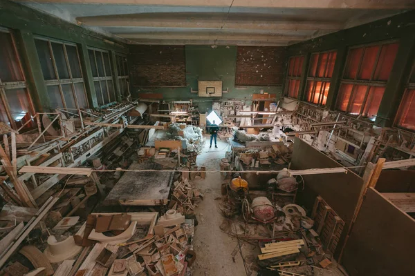 Factory for Production of plaster molds. cluttered dusty old warehouse at night — Stock Photo, Image