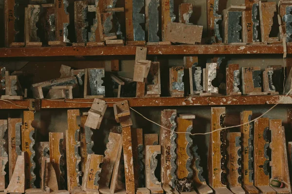 Fabrika üretim alçı kalıp için. Geceleri darmadağın tozlu eski depo