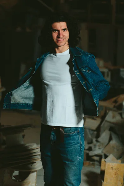 Bell'uomo con i capelli lunghi bruna in una giacca di jeans — Foto Stock