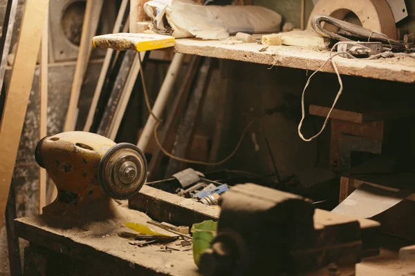 tezgah bir elektrikli zımpara gece ile