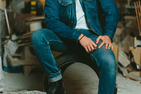 Schöner Mann mit langen Haaren brünett in Jeansjacke — Stockfoto