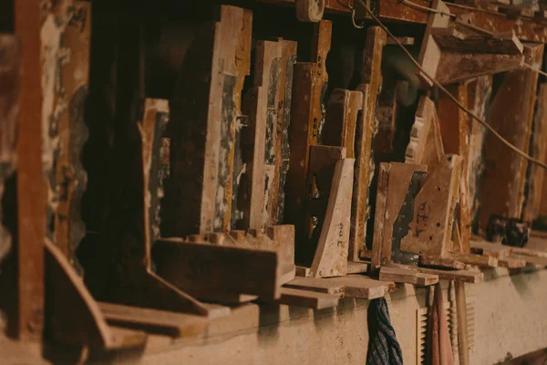 Hacha y martillo grande en el Banco de trabajo madera vieja con un